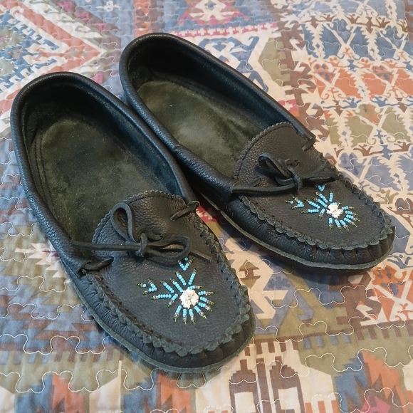 Vintage Beaded Moccasins Hide Leather Size 10 Black Handcrafted Slippers - Picture 3 of 13